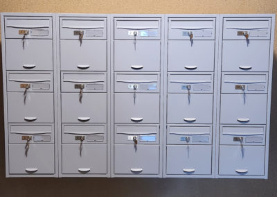 Installation en Valais d'un bloc de 15 boîtes aux lettres