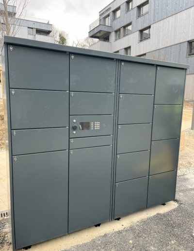 Exemple d'une boite à colis avec 17 casiers et écran de gestion GSM